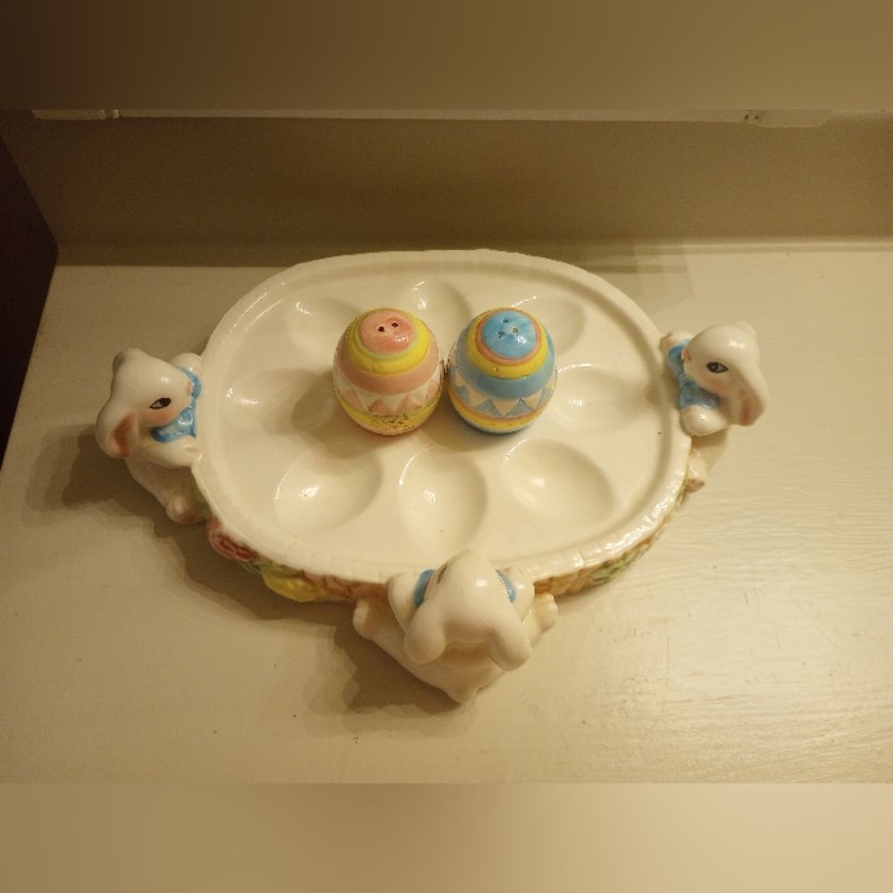 Ceramic Easter Egg Display Plate and matching salt and pepper shakers - Picture 2 of 11